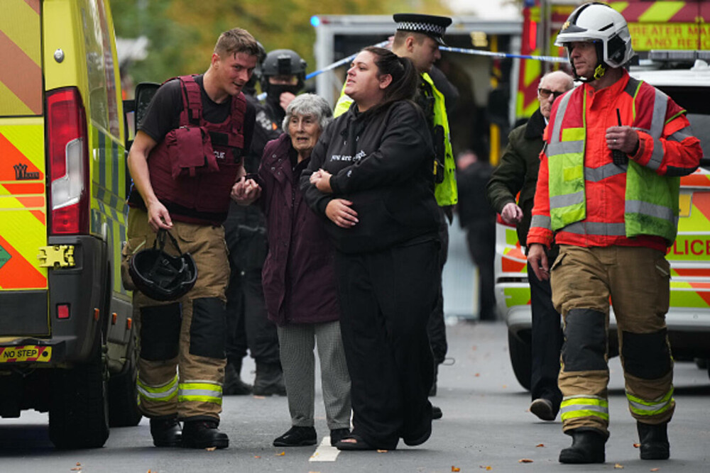 Atac armat lângă o sinagogă din Manchester. Două persoane au murit, alte trei sunt în stare gravă. Suspectul a fost împuşcat - Imaginea 27