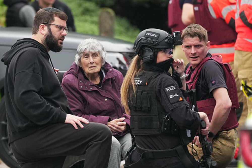 Atac armat lângă o sinagogă din Manchester. Două persoane au murit, alte trei sunt în stare gravă. Suspectul a fost împuşcat - Imaginea 29