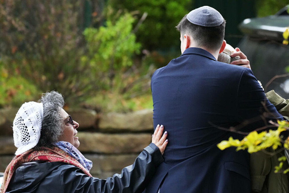 Atac armat lângă o sinagogă din Manchester. Două persoane au murit, alte trei sunt în stare gravă. Suspectul a fost împuşcat - Imaginea 33