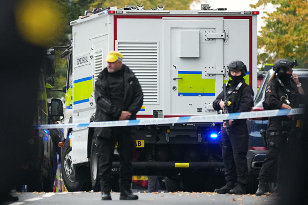 Atac armat lângă o sinagogă din Manchester. Două persoane au murit, alte trei sunt în stare gravă. Suspectul a fost împuşcat - Imaginea 36