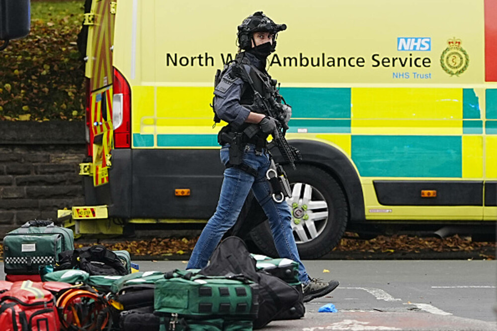 Atac armat lângă o sinagogă din Manchester. Două persoane au murit, alte trei sunt în stare gravă. Suspectul a fost împuşcat - Imaginea 40