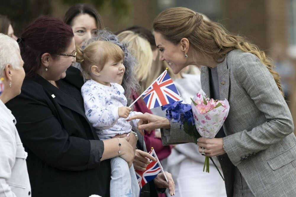 Kate Middleton, apariție plină de eleganță și naturalețe în timpul vizitei la RAF Coningsby. GALERIE FOTO - Imaginea 1