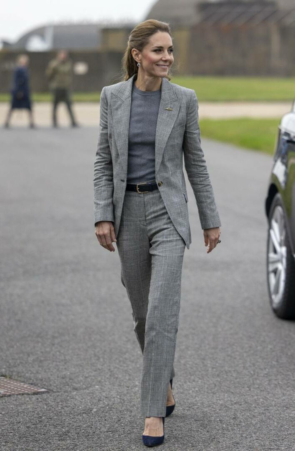 Kate Middleton, apariție plină de eleganță și naturalețe în timpul vizitei la RAF Coningsby. GALERIE FOTO - Imaginea 3