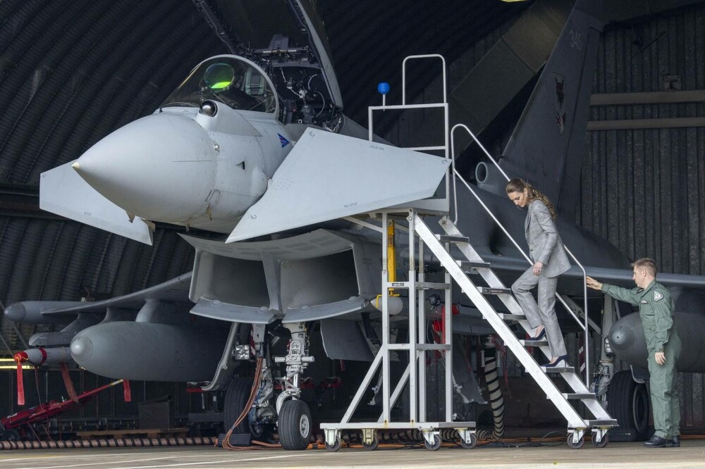 Kate Middleton, apariție plină de eleganță și naturalețe în timpul vizitei la RAF Coningsby. GALERIE FOTO - Imaginea 5