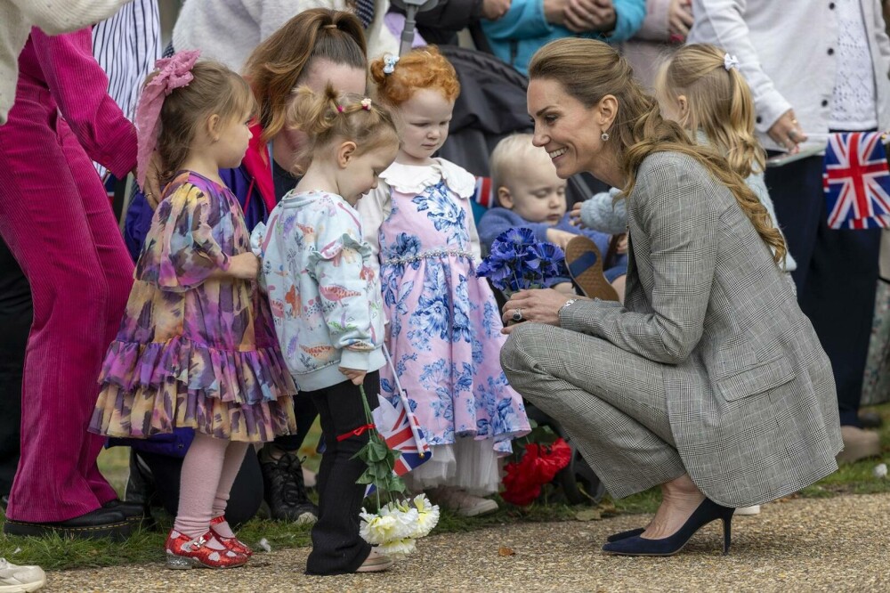 Kate Middleton, apariție plină de eleganță și naturalețe în timpul vizitei la RAF Coningsby. GALERIE FOTO - Imaginea 6
