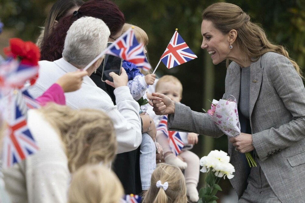 Kate Middleton, apariție plină de eleganță și naturalețe în timpul vizitei la RAF Coningsby. GALERIE FOTO - Imaginea 7
