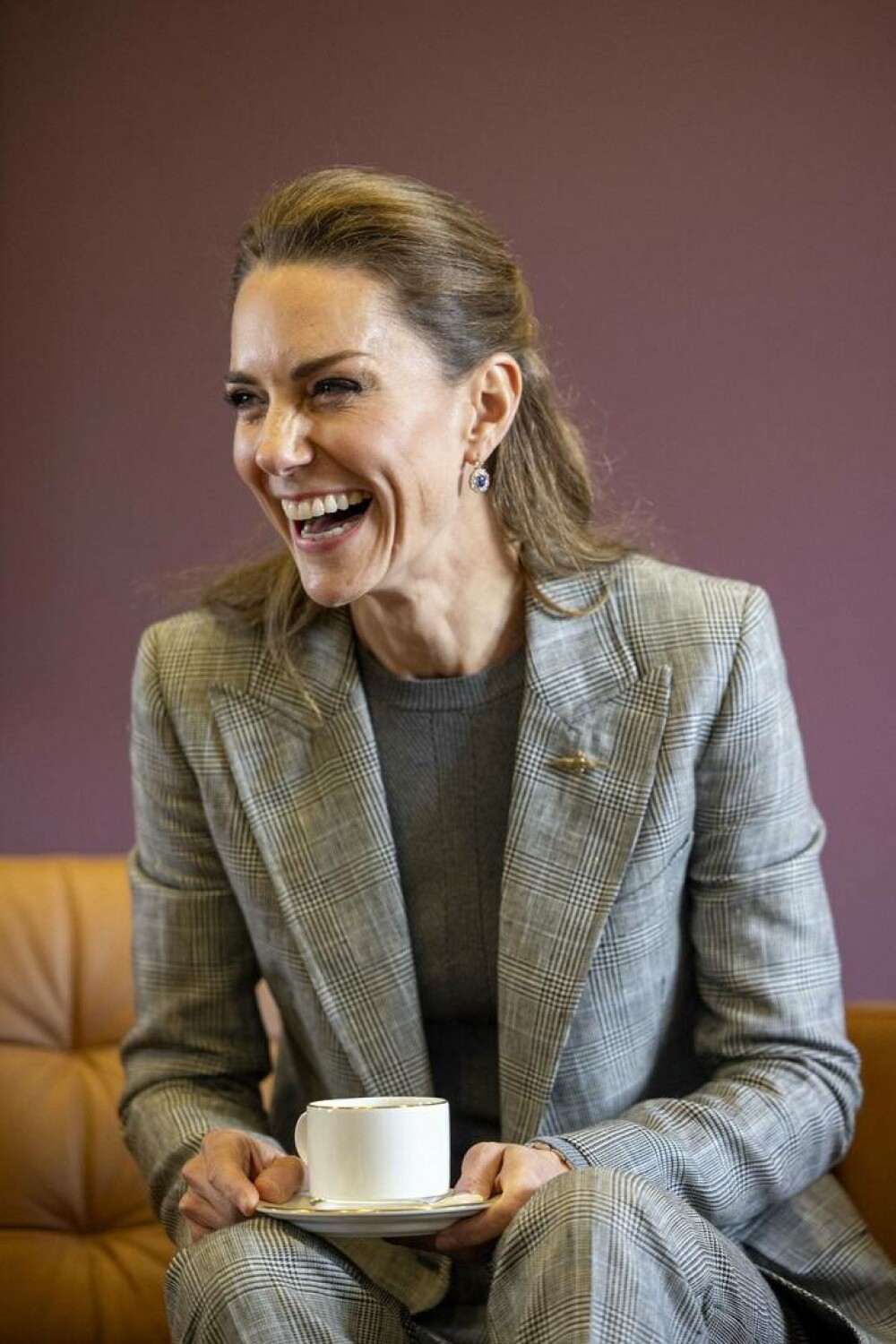 Kate Middleton, apariție plină de eleganță și naturalețe în timpul vizitei la RAF Coningsby. GALERIE FOTO - Imaginea 8