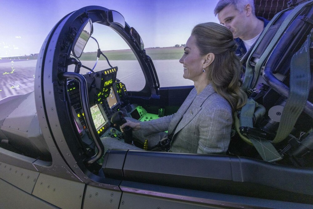 Kate Middleton, apariție plină de eleganță și naturalețe în timpul vizitei la RAF Coningsby. GALERIE FOTO - Imaginea 9