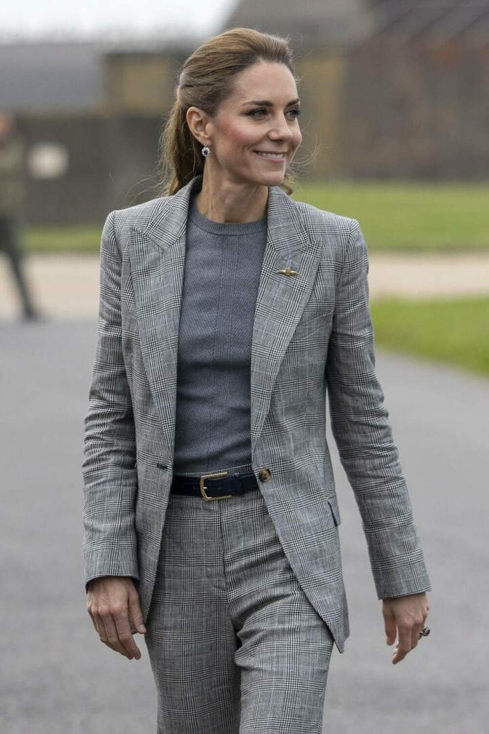 Kate Middleton, apariție plină de eleganță și naturalețe în timpul vizitei la RAF Coningsby. GALERIE FOTO - Imaginea 11