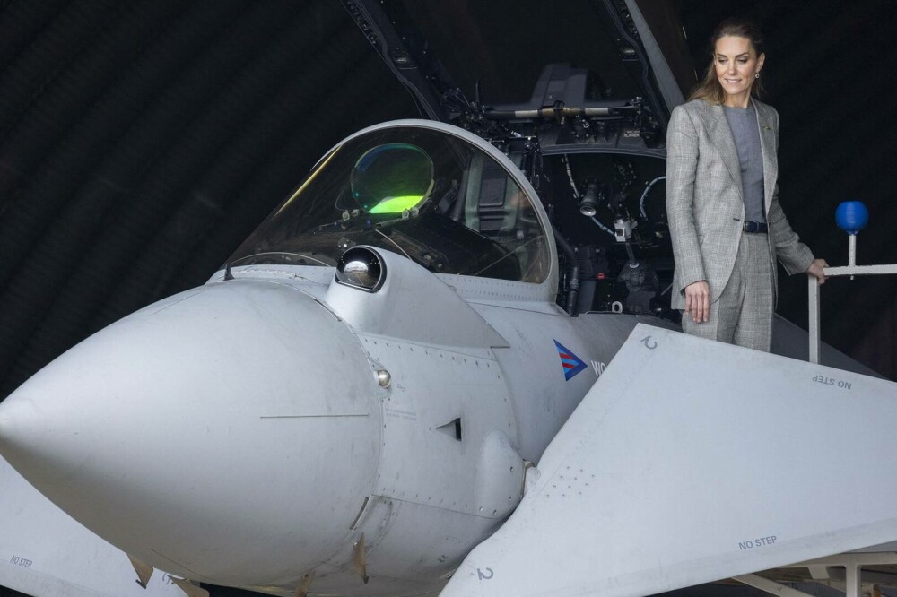 Kate Middleton, apariție plină de eleganță și naturalețe în timpul vizitei la RAF Coningsby. GALERIE FOTO - Imaginea 12