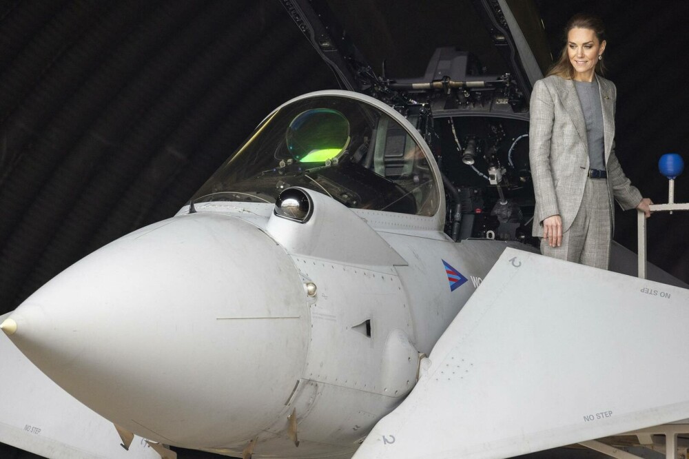 Kate Middleton, apariție plină de eleganță și naturalețe în timpul vizitei la RAF Coningsby. GALERIE FOTO - Imaginea 13