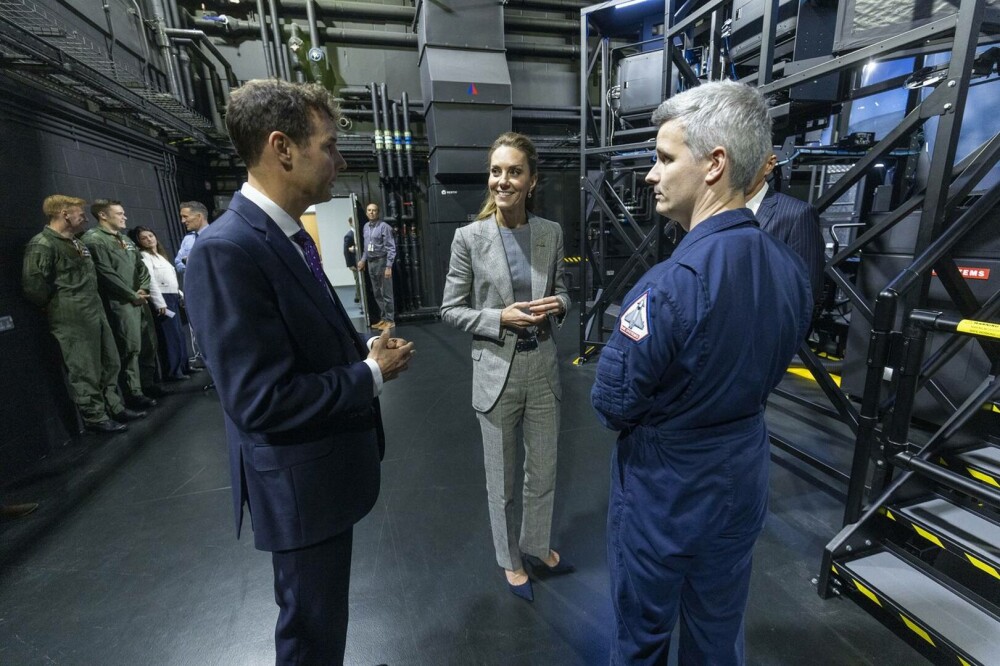 Kate Middleton, apariție plină de eleganță și naturalețe în timpul vizitei la RAF Coningsby. GALERIE FOTO - Imaginea 16