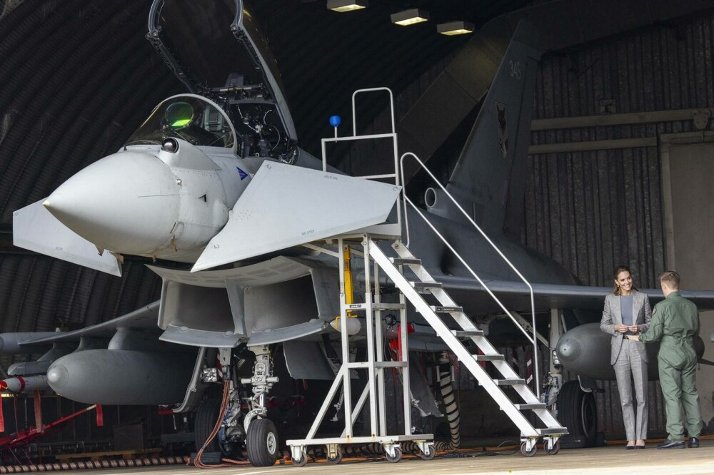 Kate Middleton, apariție plină de eleganță și naturalețe în timpul vizitei la RAF Coningsby. GALERIE FOTO - Imaginea 17