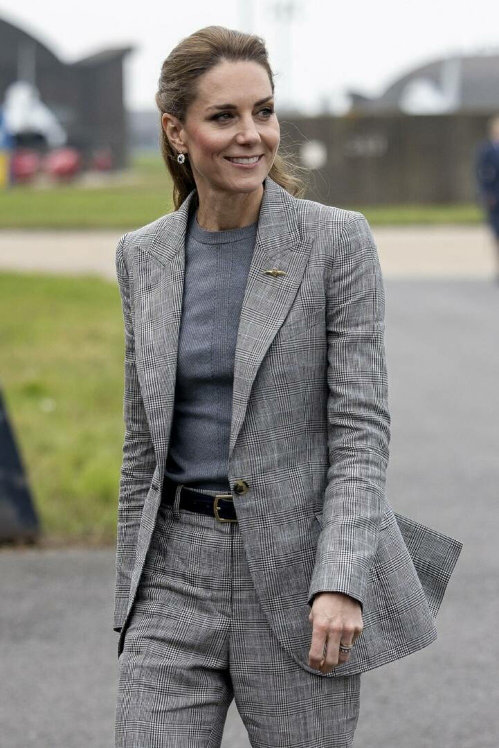 Kate Middleton, apariție plină de eleganță și naturalețe în timpul vizitei la RAF Coningsby. GALERIE FOTO - Imaginea 18