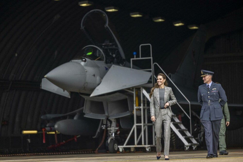 Kate Middleton, apariție plină de eleganță și naturalețe în timpul vizitei la RAF Coningsby. GALERIE FOTO - Imaginea 19