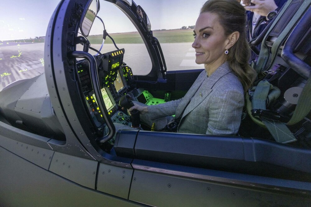 Kate Middleton, apariție plină de eleganță și naturalețe în timpul vizitei la RAF Coningsby. GALERIE FOTO - Imaginea 20