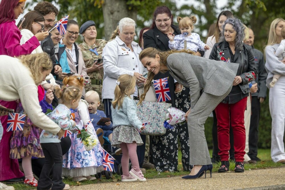 Kate Middleton, apariție plină de eleganță și naturalețe în timpul vizitei la RAF Coningsby. GALERIE FOTO - Imaginea 21
