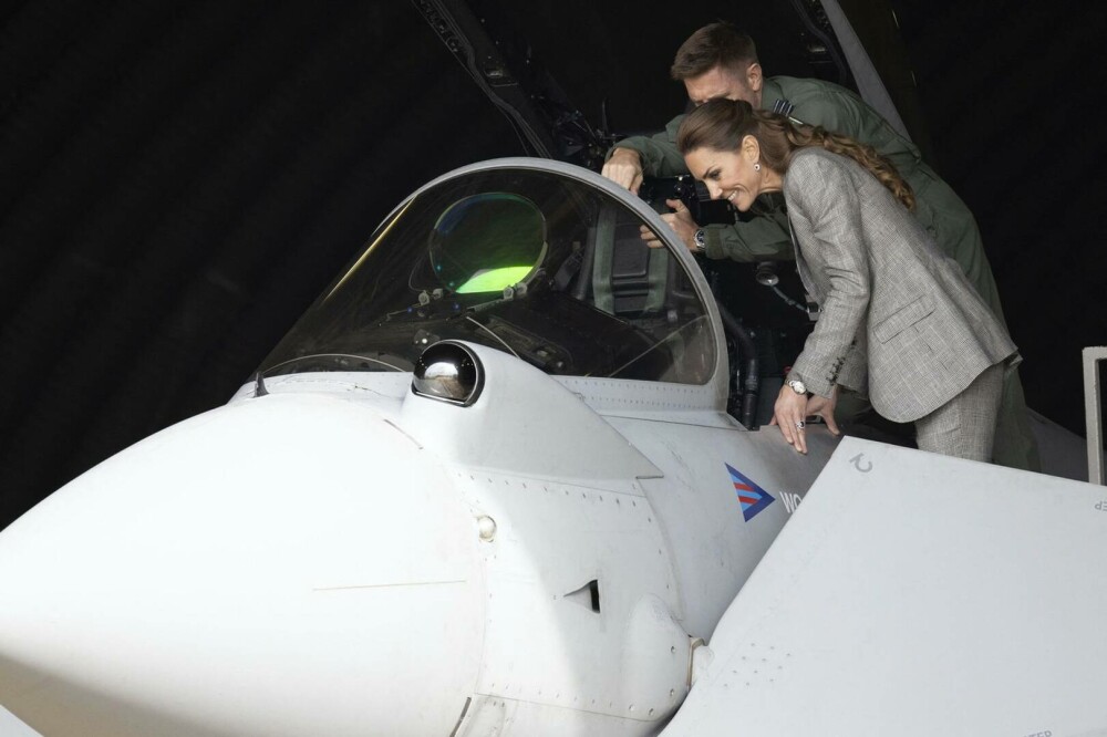 Kate Middleton, apariție plină de eleganță și naturalețe în timpul vizitei la RAF Coningsby. GALERIE FOTO - Imaginea 22