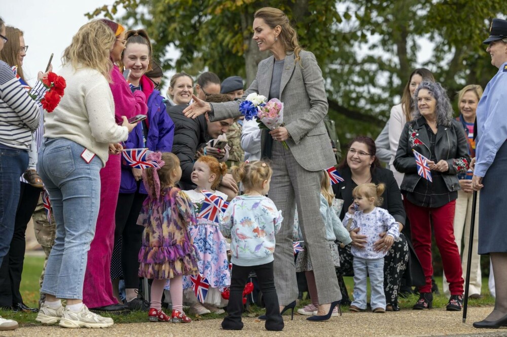 Kate Middleton, apariție plină de eleganță și naturalețe în timpul vizitei la RAF Coningsby. GALERIE FOTO - Imaginea 24