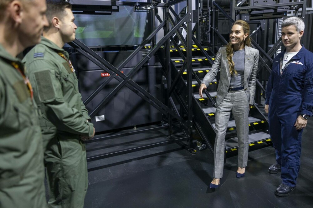 Kate Middleton, apariție plină de eleganță și naturalețe în timpul vizitei la RAF Coningsby. GALERIE FOTO - Imaginea 27