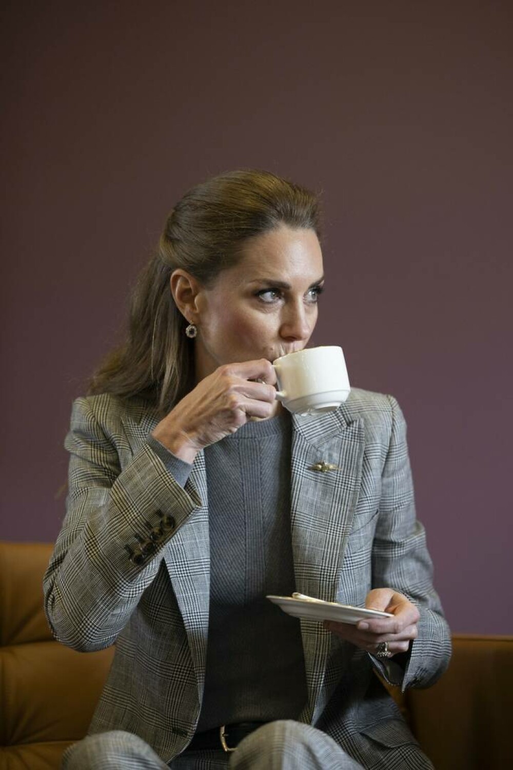 Kate Middleton, apariție plină de eleganță și naturalețe în timpul vizitei la RAF Coningsby. GALERIE FOTO - Imaginea 30