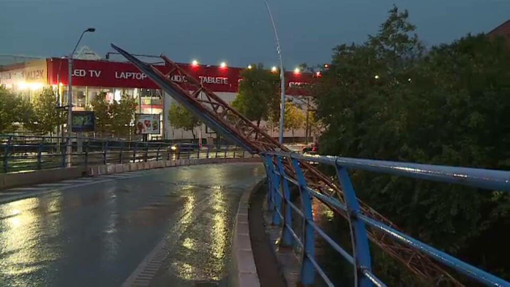 Vreme extremă în aproape toată țara. Cod roșu de ploi, vijelii periculoase și ninsori. ”Anotimpul s-a schimbat peste noapte” - Imaginea 3