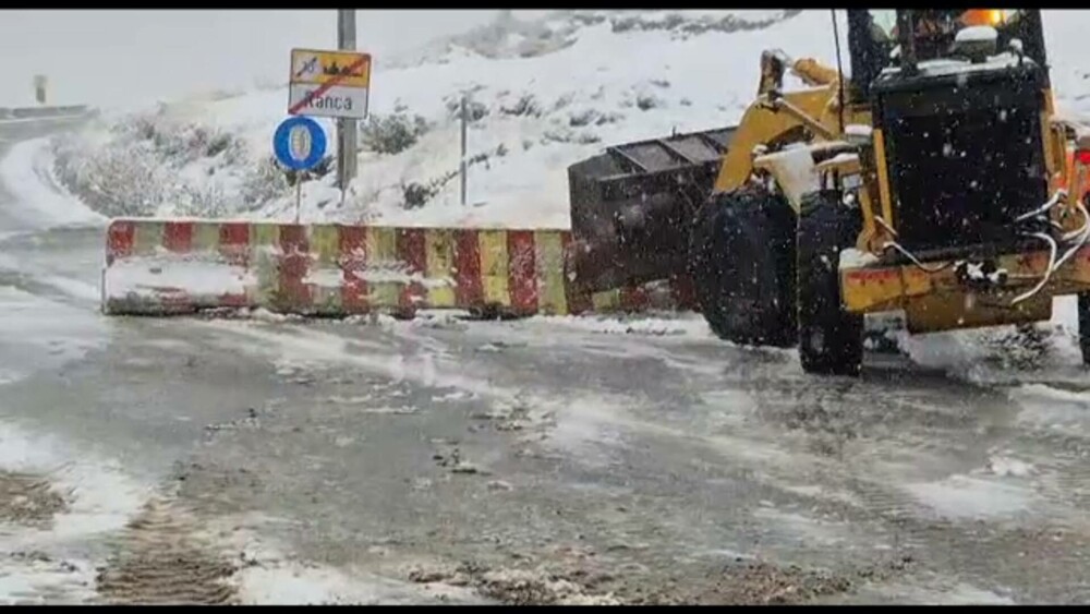 Vreme extremă în aproape toată țara. Cod roșu de ploi, vijelii periculoase și ninsori. ”Anotimpul s-a schimbat peste noapte” - Imaginea 5