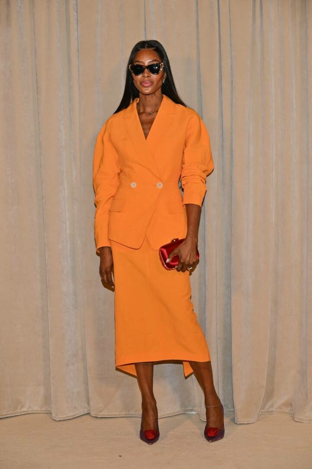 Naomi Campbell, apariție spectaculoasă într-un costum portocaliu la Săptămâna Modei de la Paris. GALERIE FOTO - Imaginea 2