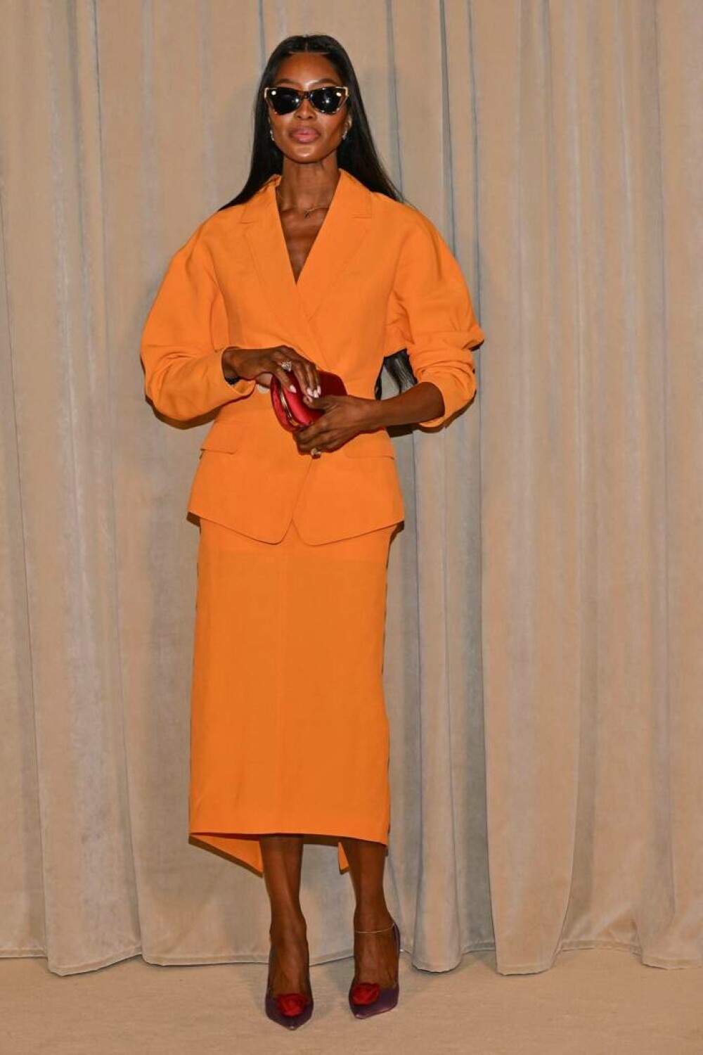 Naomi Campbell, apariție spectaculoasă într-un costum portocaliu la Săptămâna Modei de la Paris. GALERIE FOTO - Imaginea 3