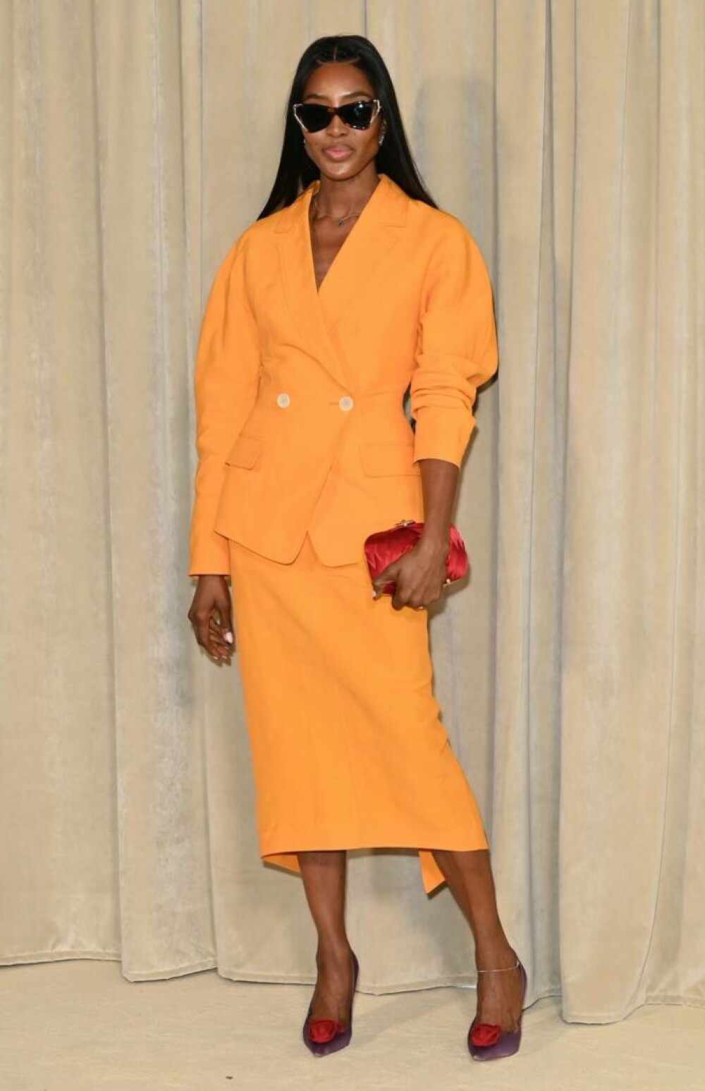 Naomi Campbell, apariție spectaculoasă într-un costum portocaliu la Săptămâna Modei de la Paris. GALERIE FOTO - Imaginea 5