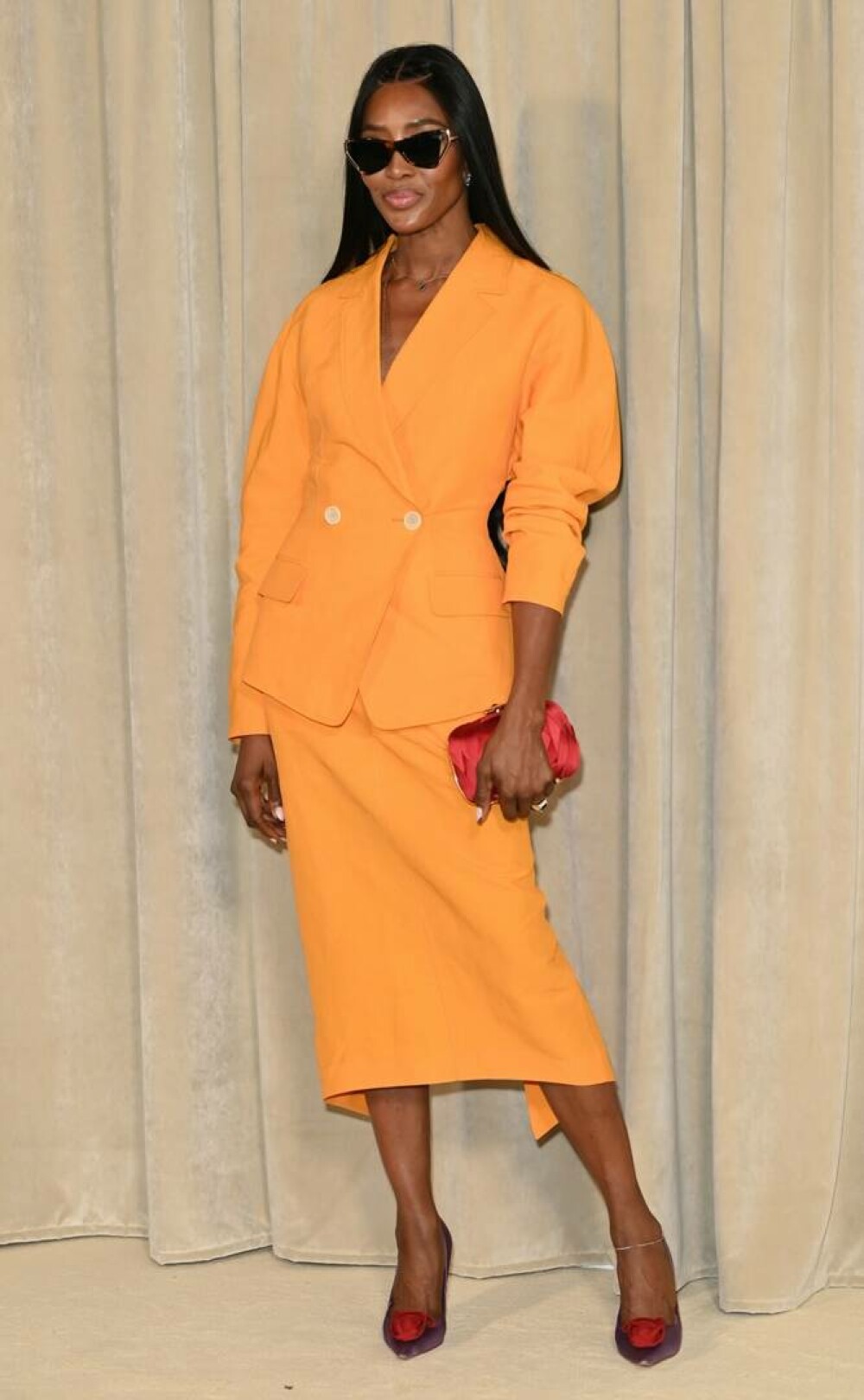 Naomi Campbell, apariție spectaculoasă într-un costum portocaliu la Săptămâna Modei de la Paris. GALERIE FOTO - Imaginea 6