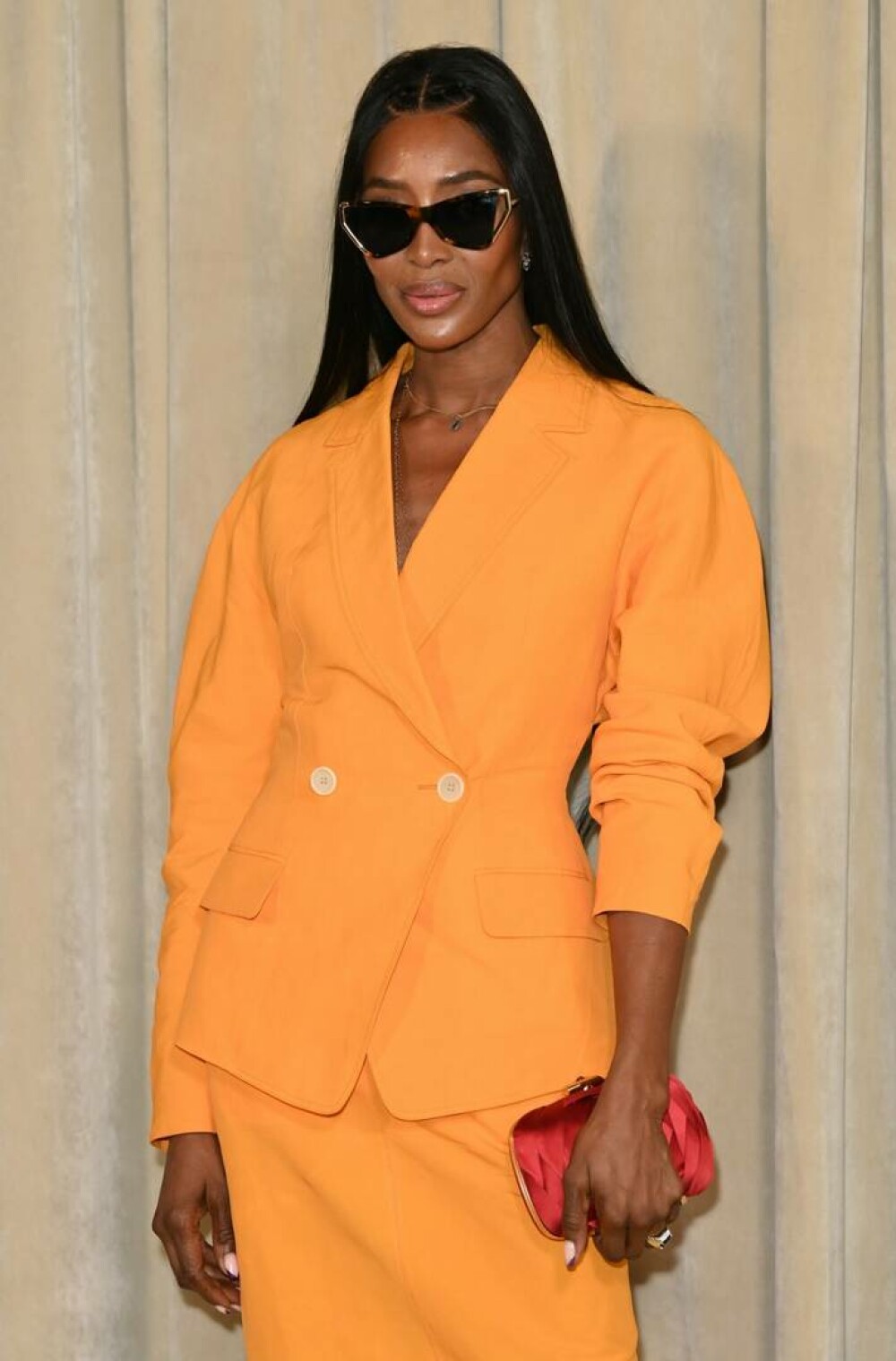 Naomi Campbell, apariție spectaculoasă într-un costum portocaliu la Săptămâna Modei de la Paris. GALERIE FOTO - Imaginea 7