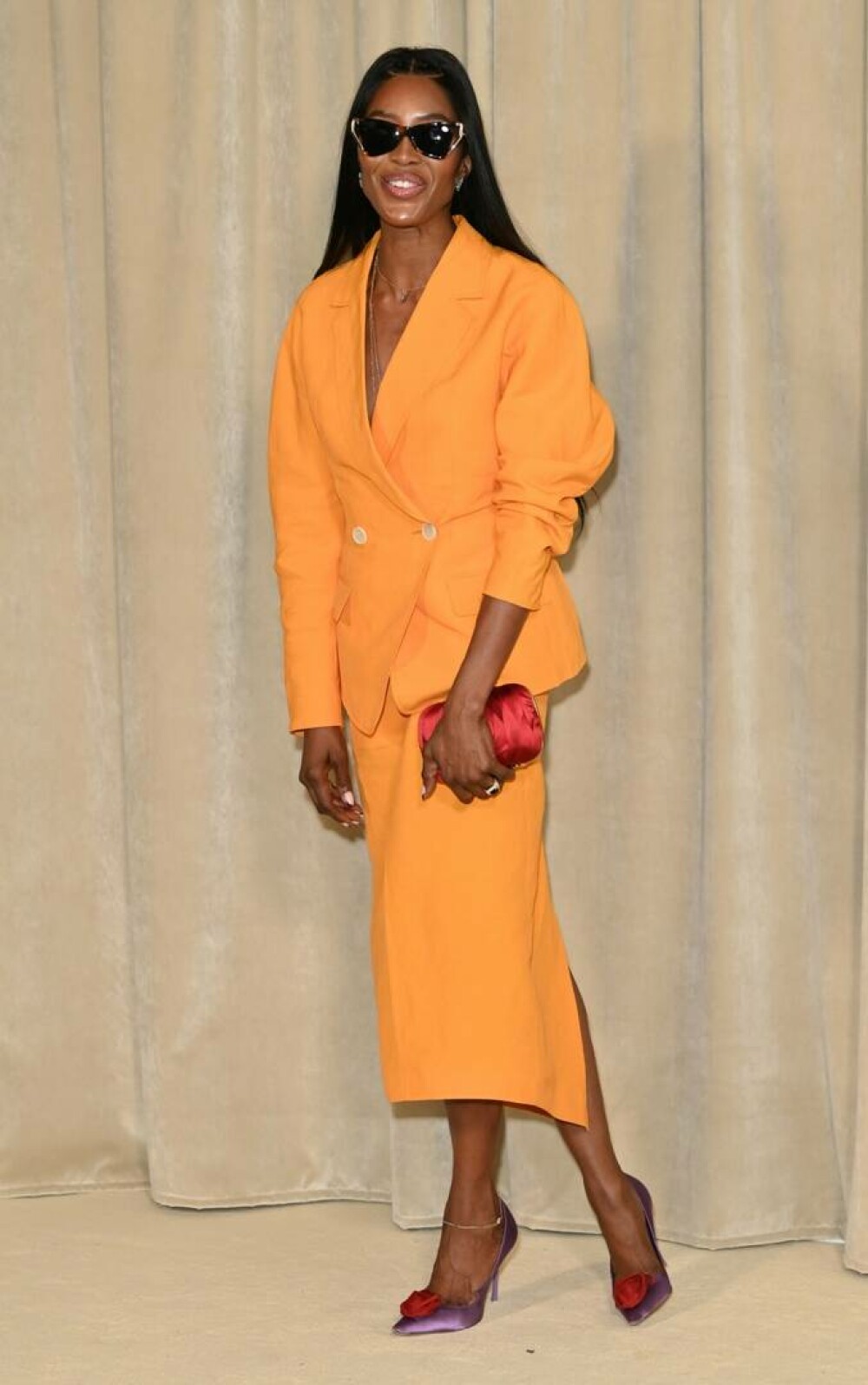 Naomi Campbell, apariție spectaculoasă într-un costum portocaliu la Săptămâna Modei de la Paris. GALERIE FOTO - Imaginea 8