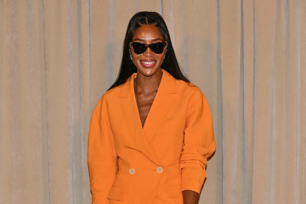 Naomi Campbell, apariție spectaculoasă într-un costum portocaliu la Săptămâna Modei de la Paris. GALERIE FOTO - Imaginea 11
