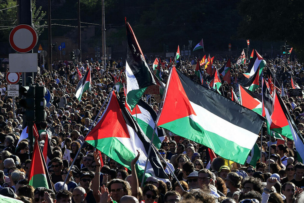 Proteste masive în Italia după ce Israelul a arestat activiști care duceau ajutoare în Gaza. Ciocniri cu poliția - Imaginea 3