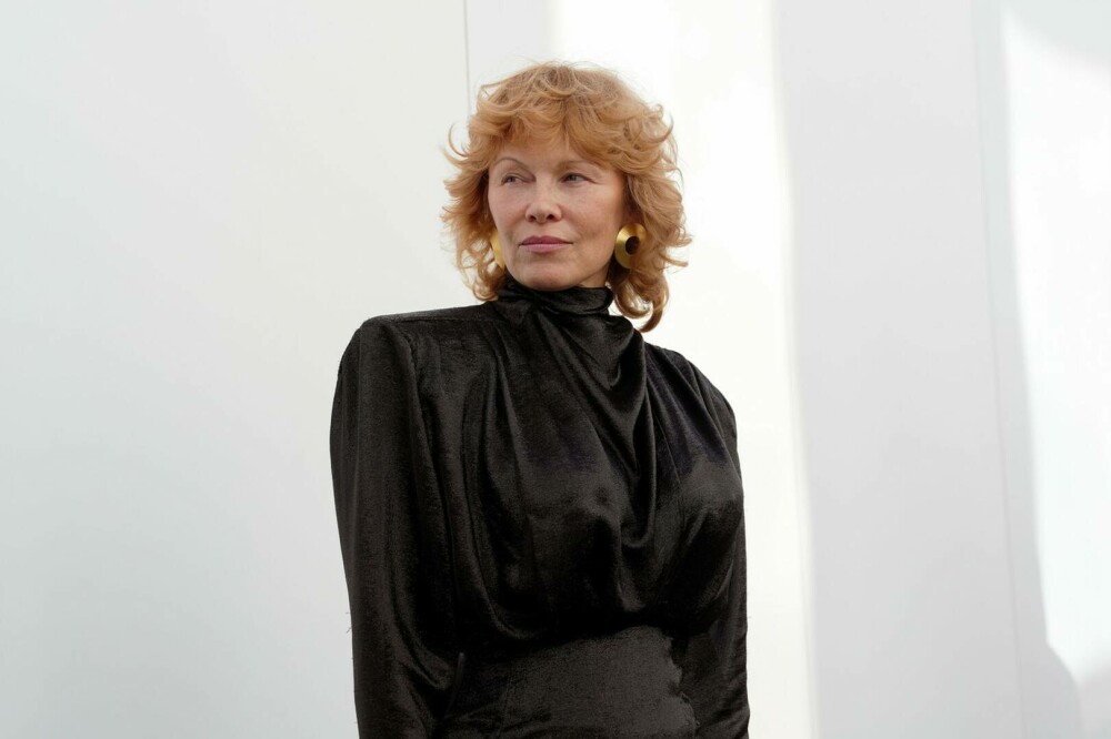 Pamela Anderson, de nerecunoscut. Schimbare radicală de look la Săptămâna Modei de la Paris. GALERIE FOTO - Imaginea 40