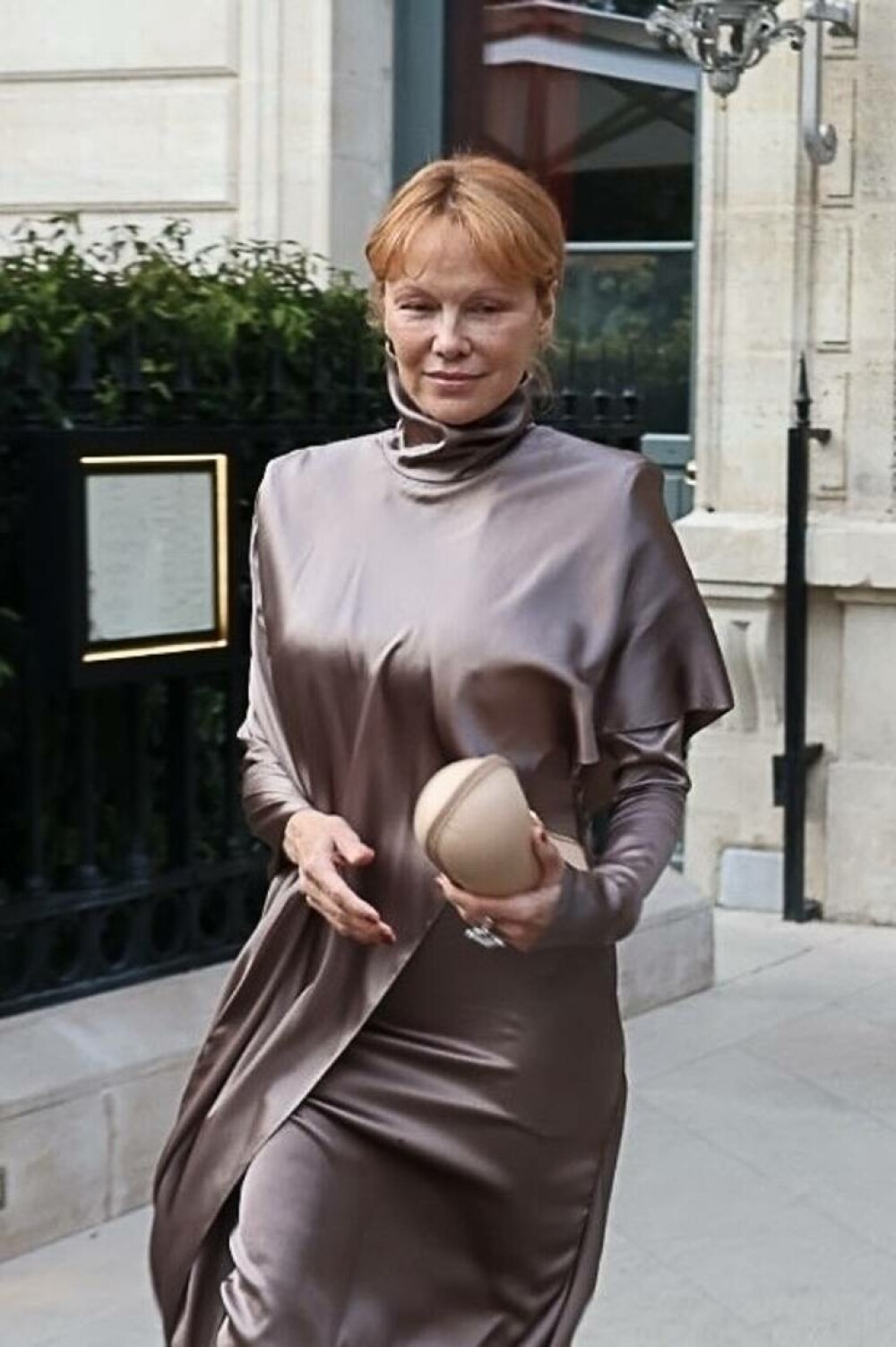 Pamela Anderson, de nerecunoscut. Schimbare radicală de look la Săptămâna Modei de la Paris. GALERIE FOTO - Imaginea 51