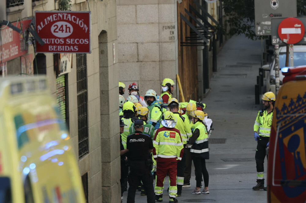 O clădire în renovare s-a prăbușit parțial în centrul Madridului. Patru persoane sunt blocate sub dărâmături - Imaginea 2