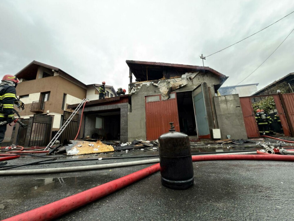 Incendiu uriaș în Capitală. Pompierii intervin cu 12 autospeciale pentru a stinge flăcările. Se lucreză la lichidare. FOTO - Imaginea 2