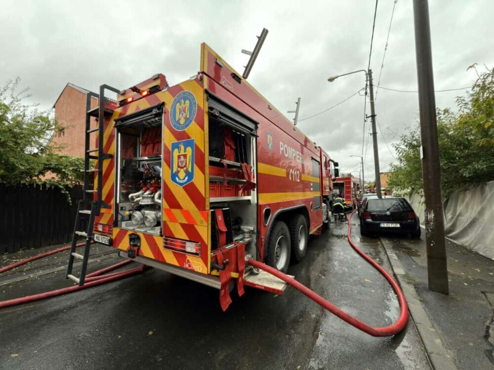 Incendiu uriaș în Capitală. Pompierii intervin cu 12 autospeciale pentru a stinge flăcările. Se lucreză la lichidare. FOTO - Imaginea 3