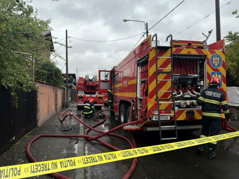 Incendiu uriaș în Capitală. Pompierii intervin cu 12 autospeciale pentru a stinge flăcările. Se lucreză la lichidare. FOTO - Imaginea 4