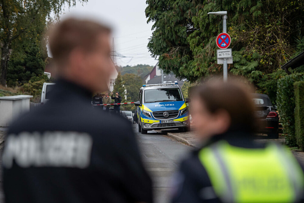 Primăriţa unui oraș din Germania ar fi fost înjunghiată de fiica sa adoptivă de 17 ani. Tânăra a sunat la poliție. FOTO&VIDEO - Imaginea 20