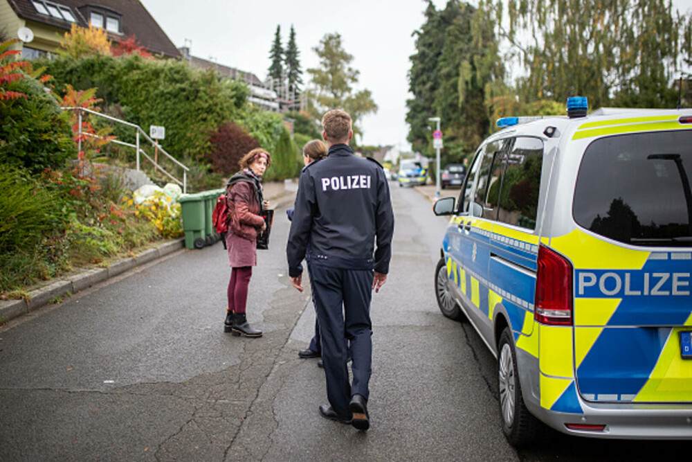 Primăriţa unui oraș din Germania ar fi fost înjunghiată de fiica sa adoptivă de 17 ani. Tânăra a sunat la poliție. FOTO&VIDEO - Imaginea 25