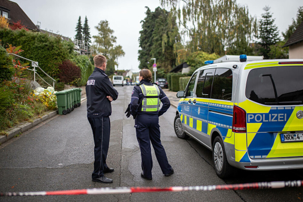 Primăriţa unui oraș din Germania ar fi fost înjunghiată de fiica sa adoptivă de 17 ani. Tânăra a sunat la poliție. FOTO&VIDEO - Imaginea 26