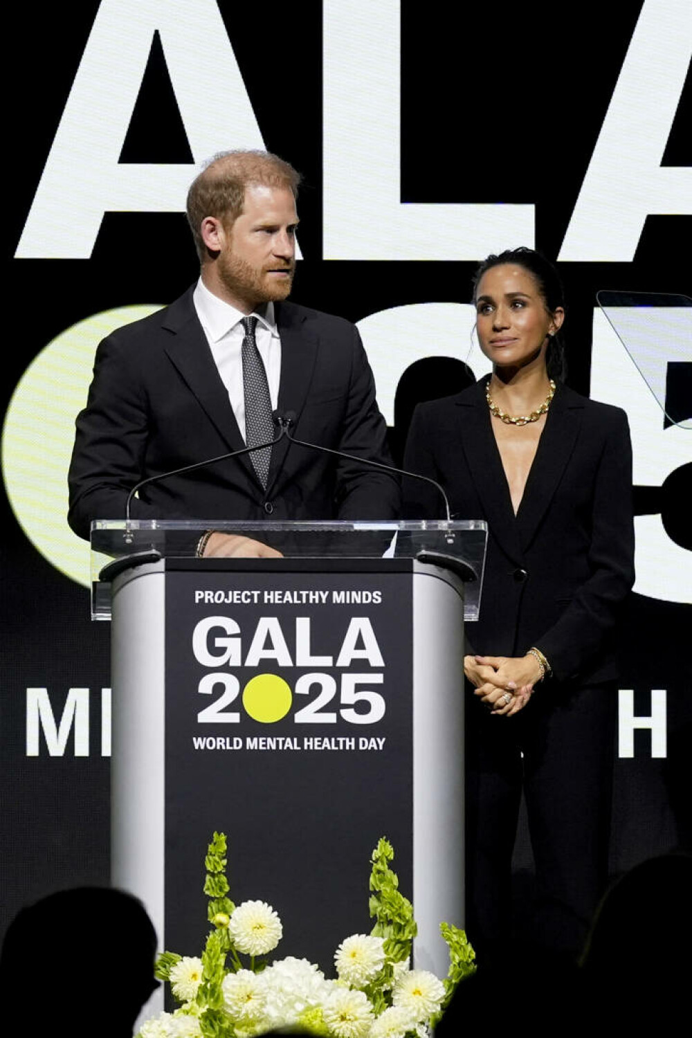 Meghan Markle şi Prinţul Harry, apariţie elegantă pe covorul roşu la Gala Zilei Mondiale a Sănătăţii Mintale. GALERIE FOTO - Imaginea 10