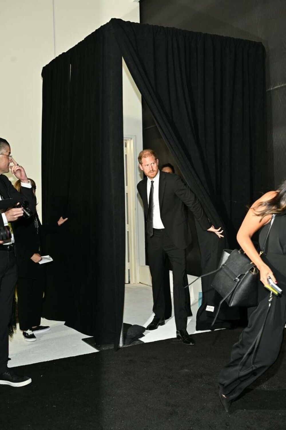 Meghan Markle şi Prinţul Harry, apariţie elegantă pe covorul roşu la Gala Zilei Mondiale a Sănătăţii Mintale. GALERIE FOTO - Imaginea 21