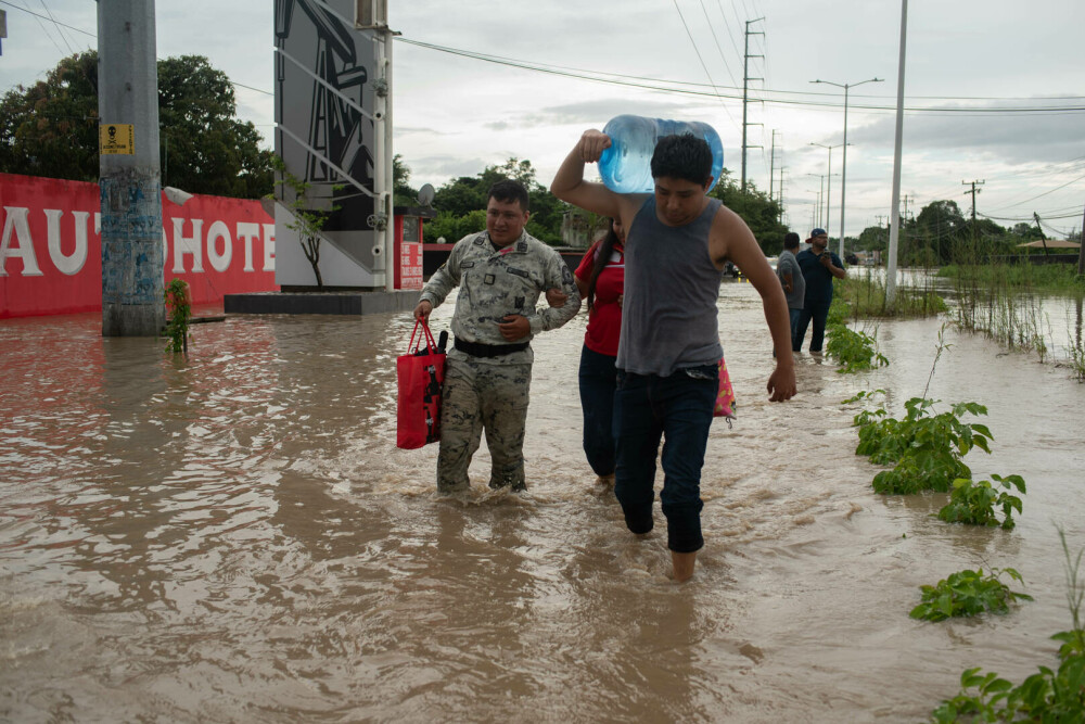 Cel puțin 23 de persoane au murit în urma ploilor torențiale și a inundațiilor din Mexic - Imaginea 6