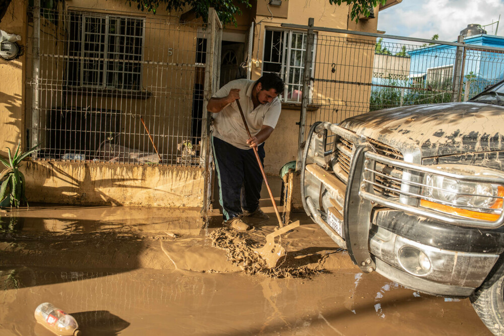 Cel puțin 23 de persoane au murit în urma ploilor torențiale și a inundațiilor din Mexic - Imaginea 8