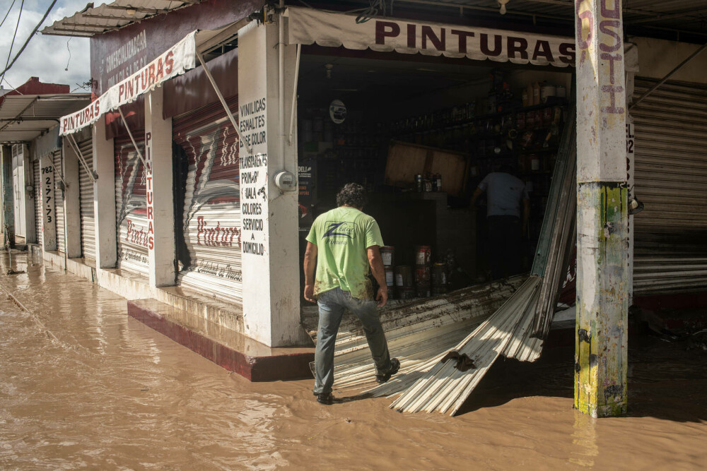 Cel puțin 23 de persoane au murit în urma ploilor torențiale și a inundațiilor din Mexic - Imaginea 10