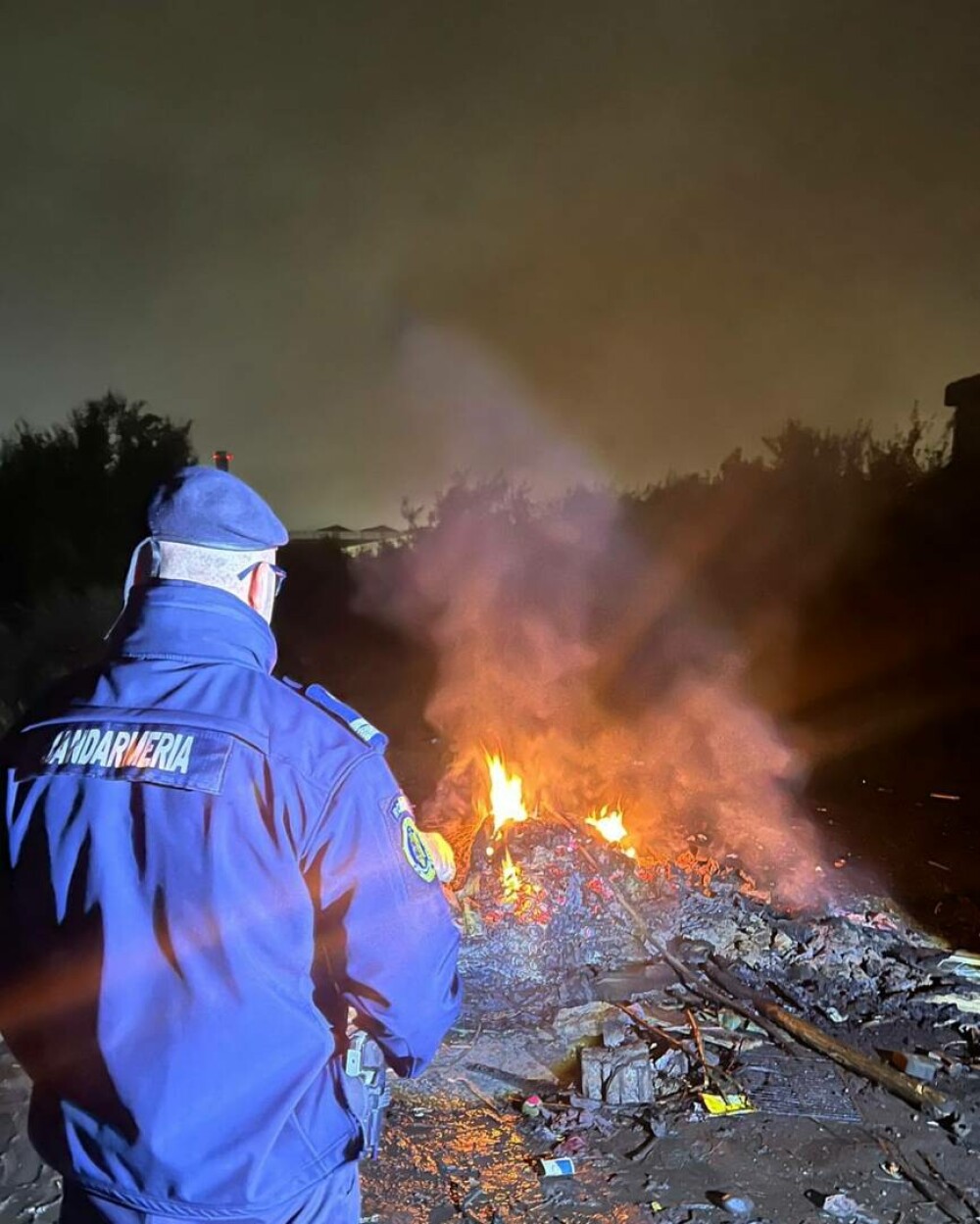Femeie din Bistrița-Năsăud amendată cu 30.000 de lei pentru incendierea necontrolată a deșeurilor lângă o magistrală de gaz - Imaginea 2